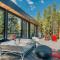 Luxury Lakefront Container Home with Sauna, Fishing, Mountain Views - بلاك هوك