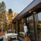 Luxury Lakefront Container Home with Sauna, Fishing, Mountain Views - بلاك هوك