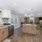 Spacious 4BR Home with Pool BBQ & Games - غراند براري