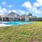 Ark House, Cozy Family Retreat With Heated Pool - 弗赖拉辛
