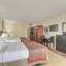 Oceanfront Studio with Pool at Sunny Isles Beach! - Sunny Isles Beach