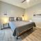 Relax and Unwind in a Trendy Apartment in Bay Area Houston Spot - هيوستن