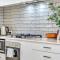Stylish Glenelg Stay with Alfresco & Comfort - Glenelg