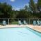 Petit chalet au Lac de Goulens avec piscine commune - 2 adultes et 1 enfant - Layrac