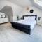 Stylish home, with amazing estuary view - Pilton