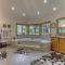 6000 sqft Pine House with indoor swimming pool - رينو