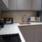 Modern 1-Bedroom Apartment in Slough with Parking - Farnham Royal