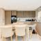 Stylish 2BR flat, 6 min Chiswick Park tube - 伦敦