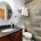 Tahoe Dreamer by Tahoe Getaways - Pet Friendly 4 BR Gated Home w Fenced Yard, Game Room & Walk to Lake! - 玛瑙湾