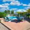 Mid-century 4BR ranch with private pool, 1M to pickleball - Tucson