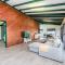 Endeavour - Rustic Two-Bedroom Home With Stunning Ocean & 1770 Headland Views