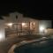 Lodge with private pool surrounded by vineyards