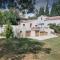 Lodge with private pool surrounded by vineyards