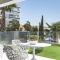 Quiet modern apartment with a large sunny garden!