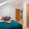 Modern 2-Bedroom Apartment, Leatherhead, Sleeps 5 - ليذرهيد