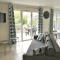 Maison confortable à Parentis-en-Born avec piscine partagée