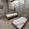 APARTMA NIKA - Pobegi