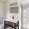 ENTIRE BACHELOR UNIT EN-SUITE UPTOWN WATERLOO - e4