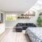 ENTIRE BACHELOR UNIT EN-SUITE UPTOWN WATERLOO - e4
