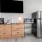 Charming Suite: Smart TV, Modern Amenities & Pool Access - 基西米
