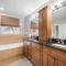 Near UT Pet Friendly w Parking 3BR 2.5BA in Walkable Area By Austin Vacay - أوستن