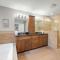 Near UT Pet Friendly w Parking 3BR 2.5BA in Walkable Area By Austin Vacay - أوستن