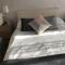 Basingstoke En Suite Room in Garden Annex - 贝辛斯托克