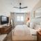 Elegant Naples Condo with Golf View and Community Pool
