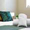 Modern 2-Bed London Flat with King Bed -25 off for Long Stay Guests-Sleeps 6-Book Instantly! - Barnet