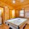 Mtn-View Cabin with Hot Tub and Balcony in Sevierville - 赛维尔维尔