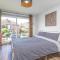 2BR Flat, Free Parking, WiFi, Smart TV - Whitley