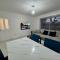 Broughty Ferry, PRICE MATCH GAURANTEE, 4 Bed House, Great for Contractors, Fully Equipped, Private Parking, Easy Ring Road Access, MINIMUM 90 Nights Bookings ONLY - ASK SUNRISE SHORT LETS DUNDEE - LONG TERM RATES AVAILABLE AT SUNRISE SHORT LETS DUNDEE - Dundee