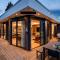 The Cove Penthouse- Lake Views- Free Parking- AC- BBQ