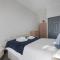 Spacious 5-Bed Flat in Stockton, Sleeps 9