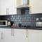 Spacious 5-Bed Flat in Stockton, Sleeps 9