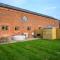 Sleeps 28 I Luxurious 3-Barn Retreat I 3 Hot Tubs I Games room - Preesgreen