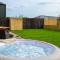 Sleeps 28 I Luxurious 3-Barn Retreat I 3 Hot Tubs I Games room - Preesgreen