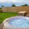 Sleeps 28 I Luxurious 3-Barn Retreat I 3 Hot Tubs I Games room - Preesgreen