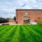 Sleeps 28 I Luxurious 3-Barn Retreat I 3 Hot Tubs I Games room - Preesgreen