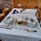 Chalet with Stunning Lake and Mountain Views avec une vue à couper le souffle, une spacieuse terrasse et jardin