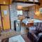Chalet with Stunning Lake and Mountain Views avec une vue à couper le souffle, une spacieuse terrasse et jardin