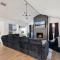 hot tub and Event Open Luxury Home Fits 16 plus - دالاس