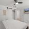 hot tub and Event Open Luxury Home Fits 16 plus - دالاس