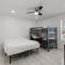 hot tub and Event Open Luxury Home Fits 16 plus - دالاس