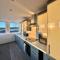 Two Bedroom Flat by Brookland Stays Serviced Accommodation Short Lets Leeds with Free WiFi - 伊登