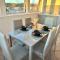 Two Bedroom Flat by Brookland Stays Serviced Accommodation Short Lets Leeds with Free WiFi - 伊登