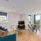 Lavish 2-Bedroom Saarb Apartment, Leatherhead - Leatherhead