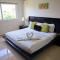 3 Br Penthouse with Private Rooftop + Jacuzzi, Pool, Gym & Beach Club, Sabbia