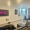 Two Bedroom Flat by Brookland Stays Serviced Accommodation Short Lets Leeds with Free WiFi - 利兹