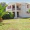 Appartement contemporain à Saint-Cyr-sur-Mer avec balcon.